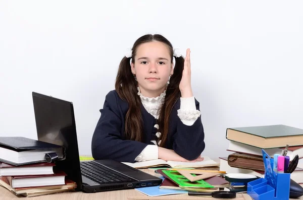 Adolescente écolière assis à un bureau de l'école lève la main, ce serait bien de dire la leçon — Photo