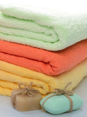 Natürmort: renkli havlu ve sabun için vücut bakımı, spa, Hamamı ve sauna beyaz bir arka plan üzerinde