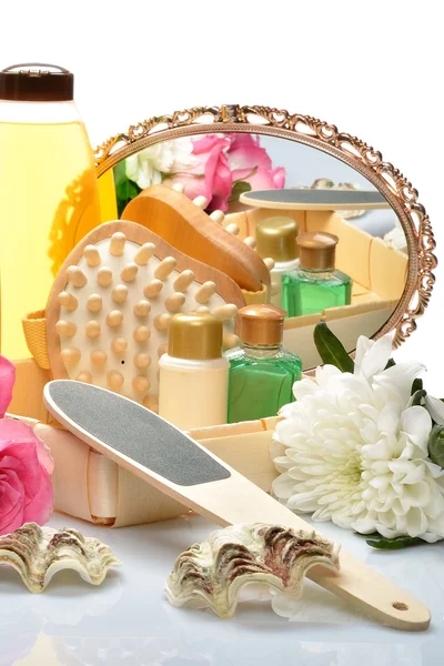 Objekt för kroppsvård, massage, spegel, blommor i stilleben på en vit bakgrund — Stockfoto