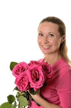 Mutlu, gülümseyen, orta yaşlı bir kadın portresi ile beyaz bir arka plan üzerinde Pembe buket