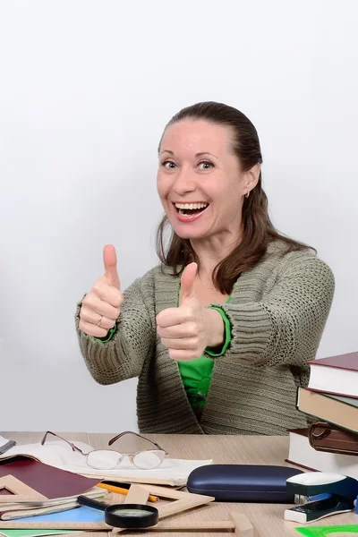 Gelukkige vrouw aan zijn bureau tijdens werk verheugt zich geluk. — Stockfoto
