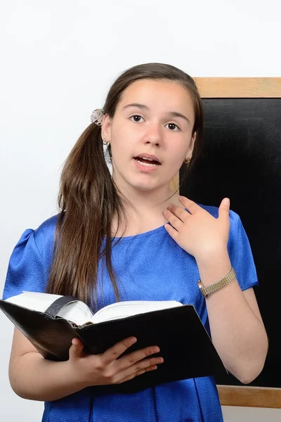 Schulmädchen Teen Kreidetafel erzählt Lektion hält in der Hand ein Buch — Stockfoto
