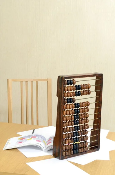Arbetsplatsen revisorer skrivbord, stol, aritmetiska abacus, ark papper och en penna — Stockfoto