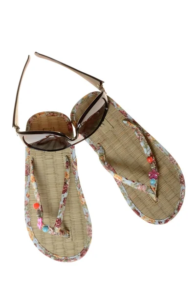 Пляжные ботинки барофутов - сандалии и солнцезащитные очки в натюрморте на белом фоне — стоковое фото