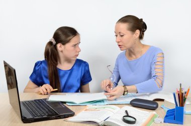 Kız öğrenci üzgün ve bir kadın öğretmenle konuşmak ile memnun okul masasında bir hata olduğunu gösterir