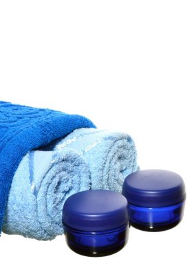 Spa, buhar odası, Sauna, vücut bakımı, terry havlu ve kavanoz krem beyaz bir arka plan üzerinde öğeleri