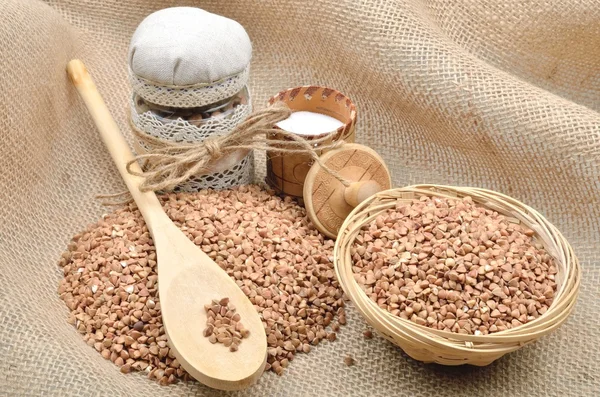 Yararlı gıda diyet, kabuğu çıkarılmış tane buğday hububat tuzluk bir Sivas'tan arka plan üzerinde tuz.