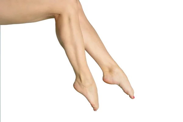 Красивые женские ноги с педикюром и маникюром на белом фоне — стоковое фото