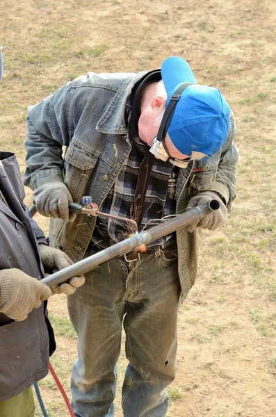 Mannelijke lasser werkt met lassen machine — Stockfoto