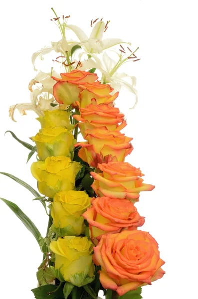 Strauß orange, gelbe Rosen und Lilien auf weißem Hintergrund — Stockfoto