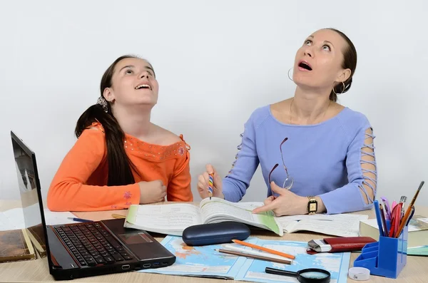 Vrouwelijke leraar en schoolmeisje tiener afgeleid van de van de les en op zoek naar boven — Stockfoto