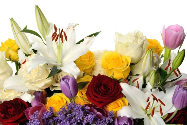 Composição é flores multicoloridas diferentes graus lírios, rosas, tulipas e espaço em branco para o seu texto em um fundo branco — Fotografia de Stock