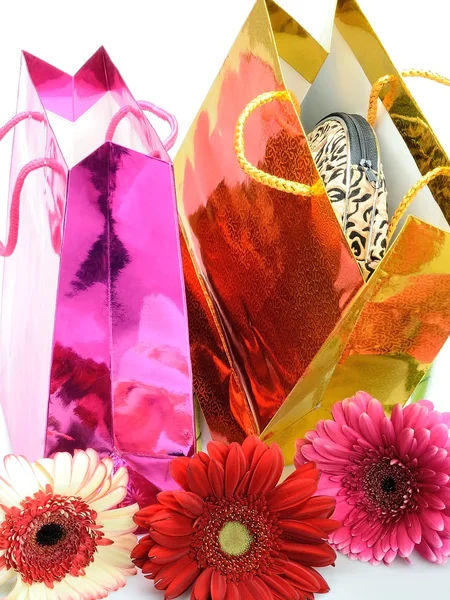 Festival renkli hediye çanta ve gerbera çiçekleri — Stok fotoğraf