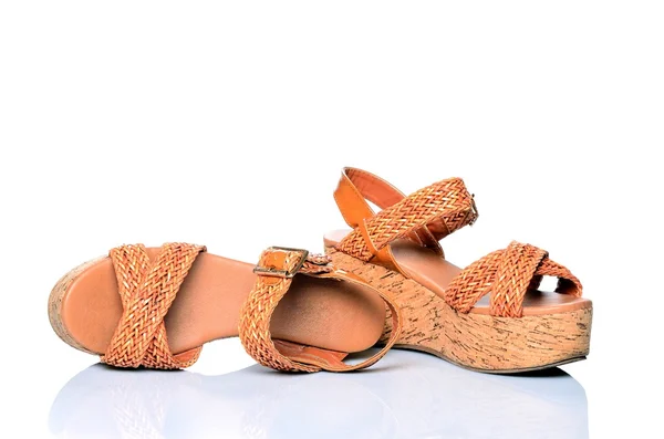 Zapatos de verano femeninos, sandalias plataforma naranja sobre un fondo blanco —  Fotos de Stock