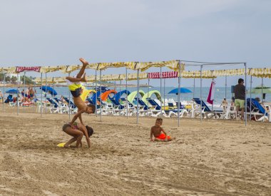 İspanya kum plajındaki oynayan çocuklar