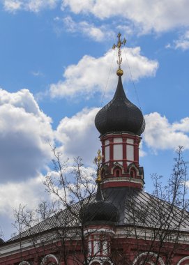 Kubbe bulutlar zemin karşı Tapınağı.