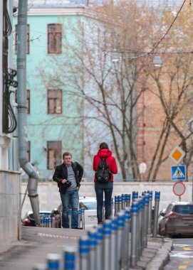 Genç adam kızı çekiyor.