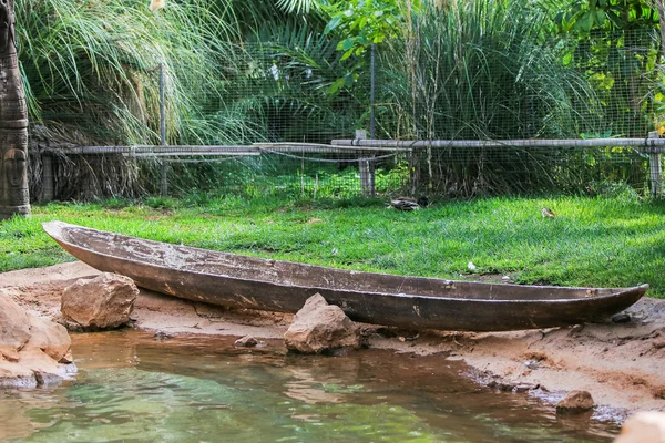 Bateau est sèche sur les rives près de l'eau . — Photo