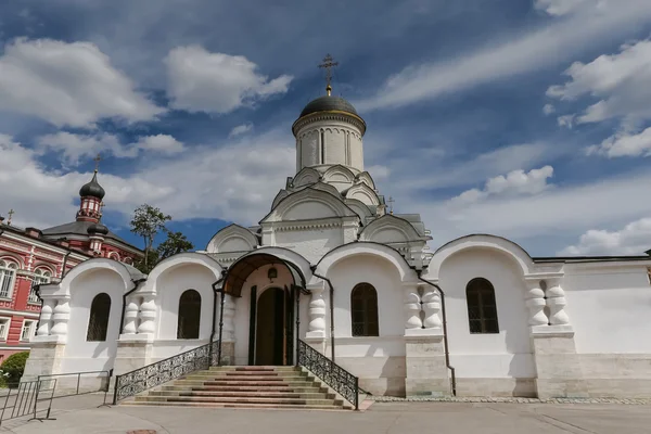 Kopuły świątyni na tle chmury. — Zdjęcie stockowe