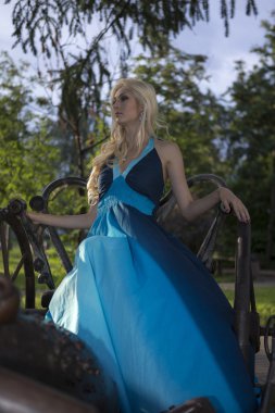 Kız öğrenci okuldan sonra parkta.