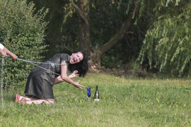 bir cam ile gülümseyen güzel esmer kız portresi ve 
