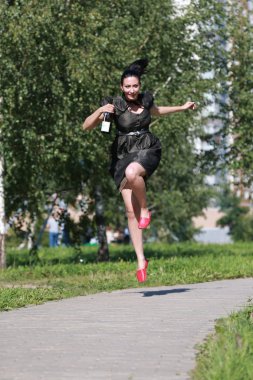 bir cam ile gülümseyen güzel esmer kız portresi ve 