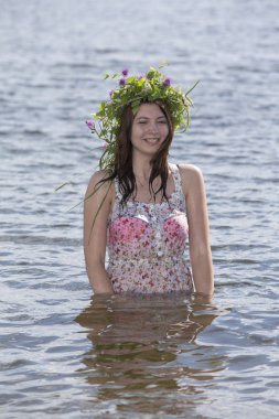 Piknik bir çelenk güzel romantik Bayan portresi