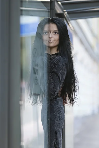 Портрет девушки с отражением — стоковое фото