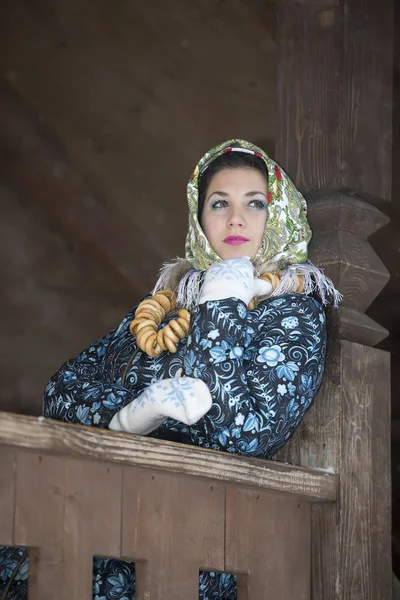 Bonito vestido de Natal menina, a neve cai — Fotografia de Stock