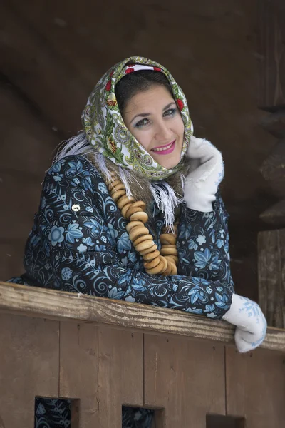 Bonito vestido de Natal menina, a neve cai — Fotografia de Stock