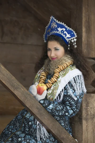 Linda chica vestido de Navidad, la nieve cae — Foto de Stock