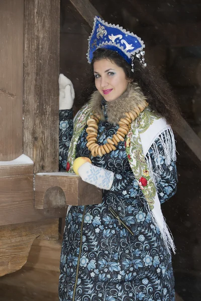 Bonito vestido de Natal menina, a neve cai — Fotografia de Stock