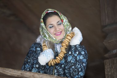 park içinde gülümseyen kadın portresi