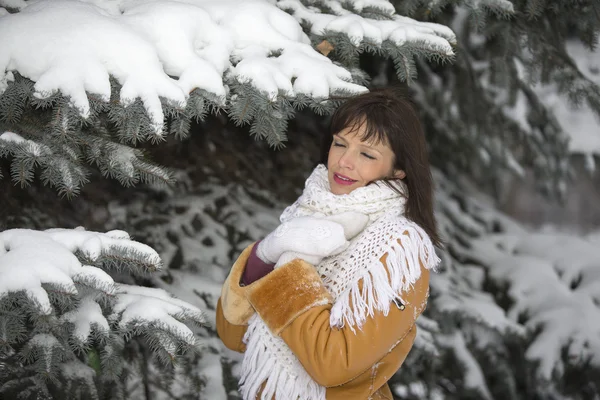 Flicka om snöiga Gran — Stockfoto