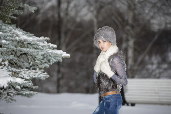 Girl playing with snow in park — Stock Photo, Image