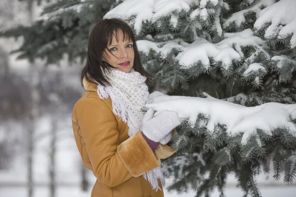 Vacker flicka över snöig jul bakgrund — Stockfoto