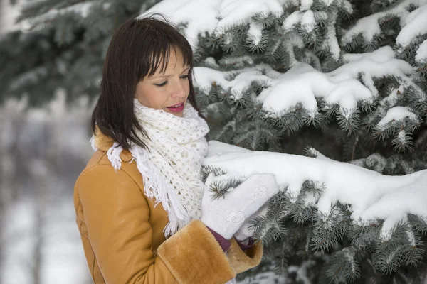 Beautiful girl over snowy Christmas background — Stock Photo, Image