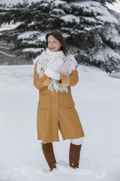 Vacker flicka över snöig jul bakgrund — Stockfoto