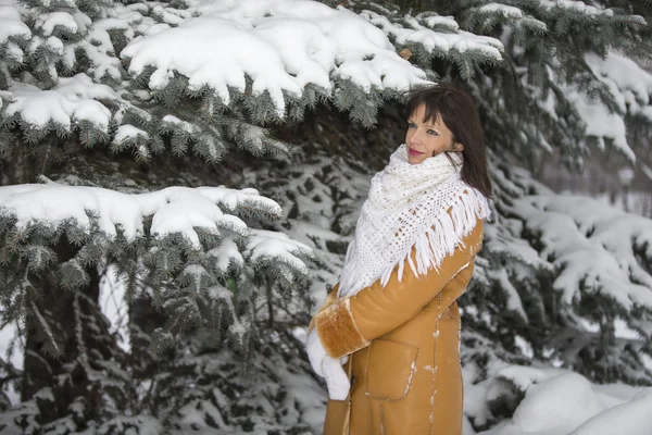 Beautiful girl over snowy Christmas background — Stock Photo, Image