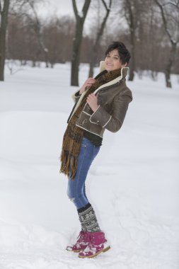 Soğuk kış Park güzellik kız. Açık havada. Uçan Kar taneleri. 