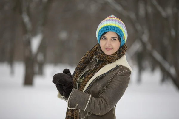 Beauty Girl in frosty winter Park. Outdoors. Flying Snowflakes. — Stock Photo, Image