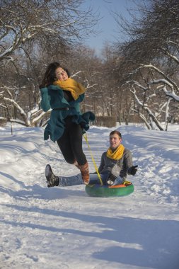 Genç aşıklar kış giysileri Park eğleniyor. Zarif w