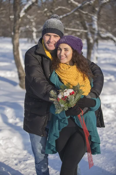 Liebendes, elegantes junges Paar in Winterkleidung lizenzfreie Stockfotos