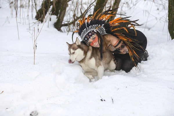 Ragazza con un cane nella foresta invernale — Foto Stock