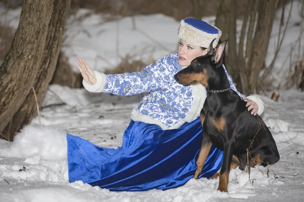 Güzel bir kız ile bir köpek — Stok fotoğraf