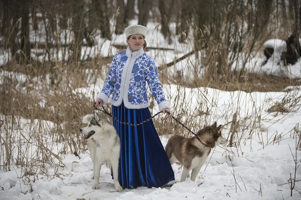 Красива дівчина з собакою — стокове фото