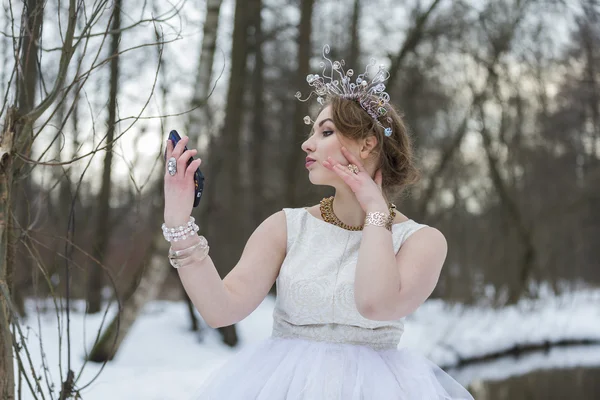 Молода жінка бере селфі зі смартфоном — стокове фото
