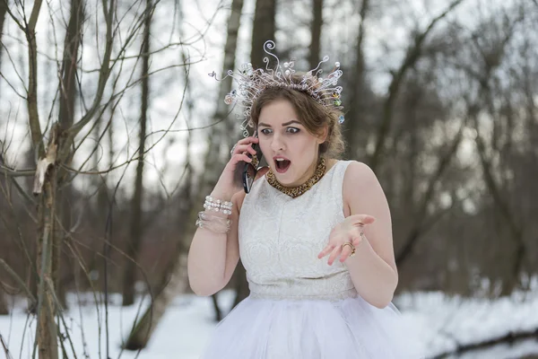 Genç bir kadın akıllı telefonuyla selfie çekiyor. — Stok fotoğraf