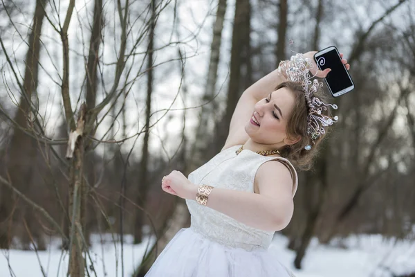 Jovem mulher tomando selfie com smartphone — Fotografia de Stock