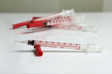 Beyaz arka plan üzerinde seçici odak ile insülin şırınga